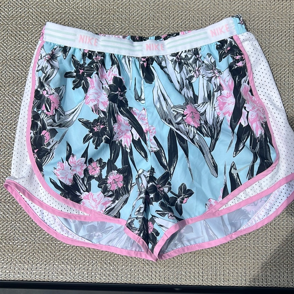Nike dri- fit Thermo women’s floral running shorts size small